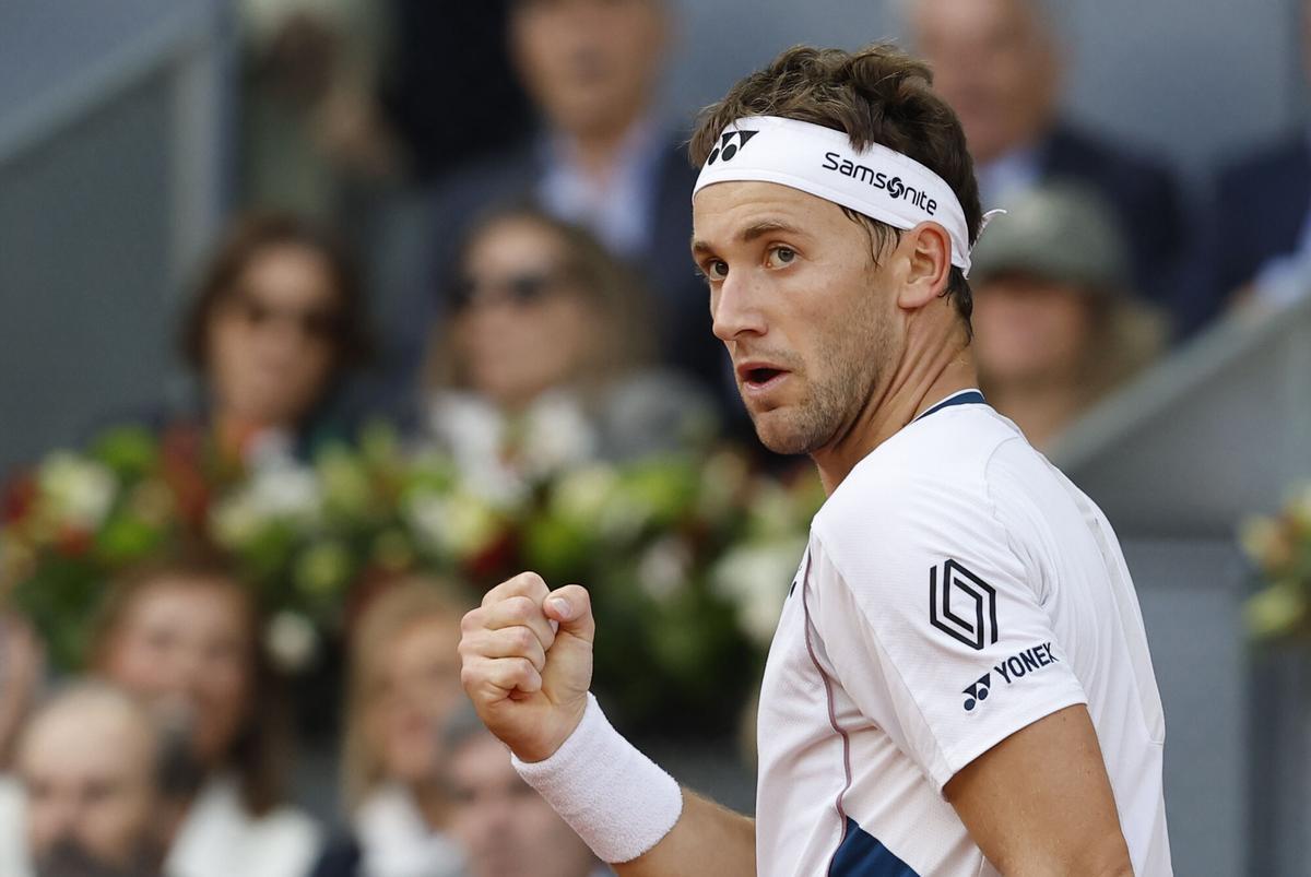 El tenista noruego Casper Ruud reacciona ante el británico Jack Draper, durante la final del Mutua Madrid Open de tenis disputada este domingo en la Caja Mágica, en Madrid. EFE/Chema Moya