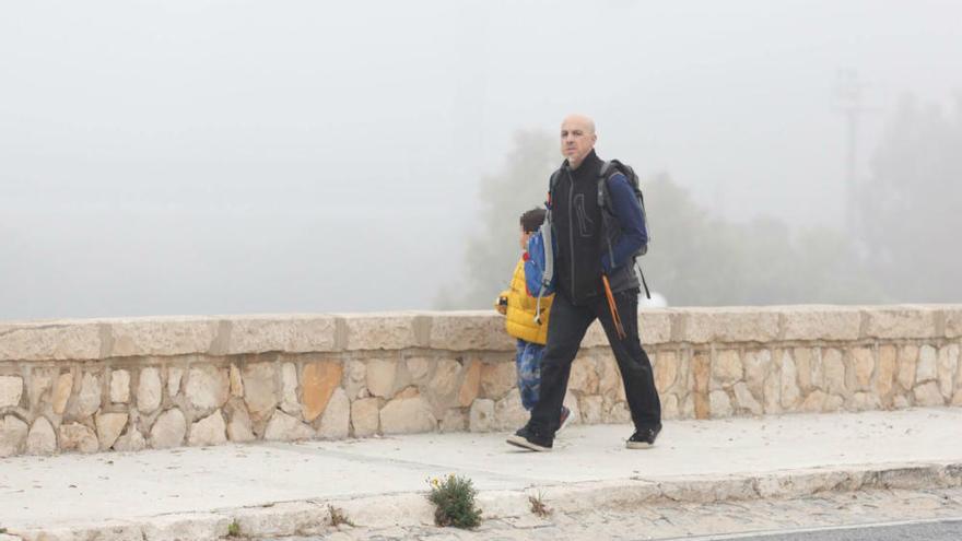 Una densa capa de niebla en Alicante dificulta la circulación y las operaciones en el aeropuerto