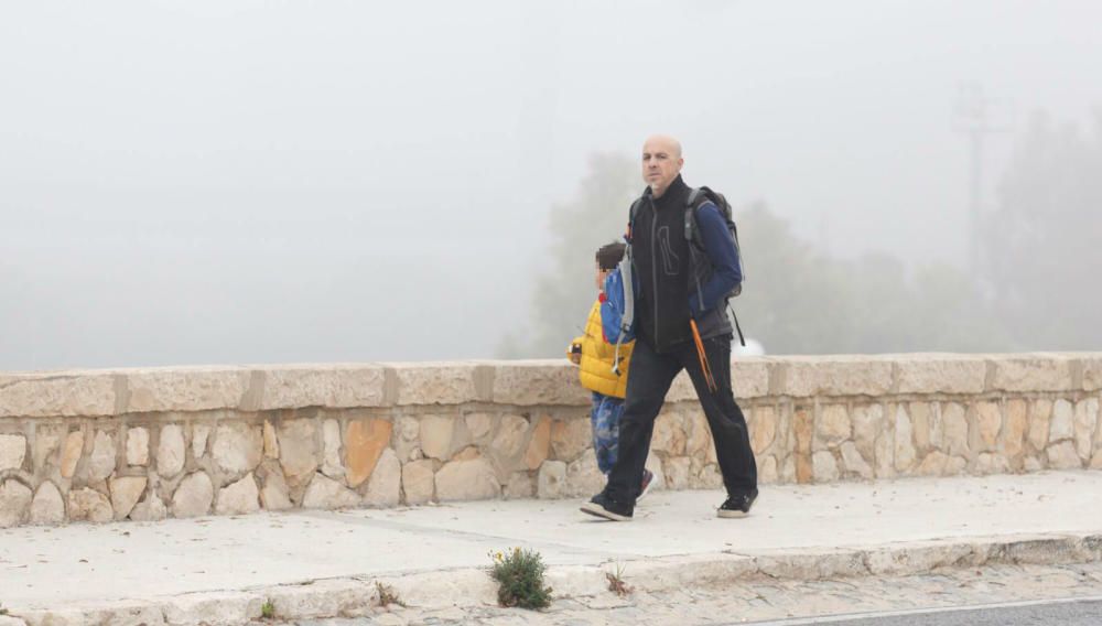 El choque de la bolsa de aire cálido en altura con el aire que enfría un mar provoca una condensación y la formación de nubes