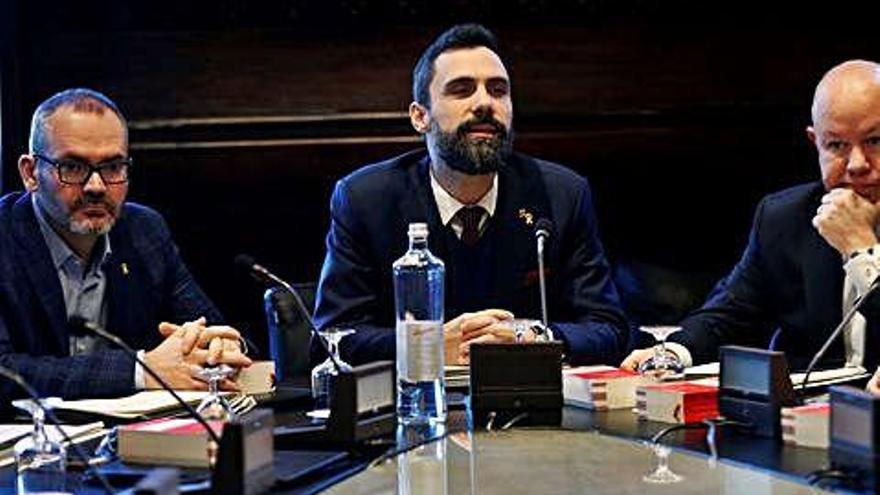 El president Roger Torrent, al costat del vicepresident Josep Costa (dreta), ahir, a la Mesa.