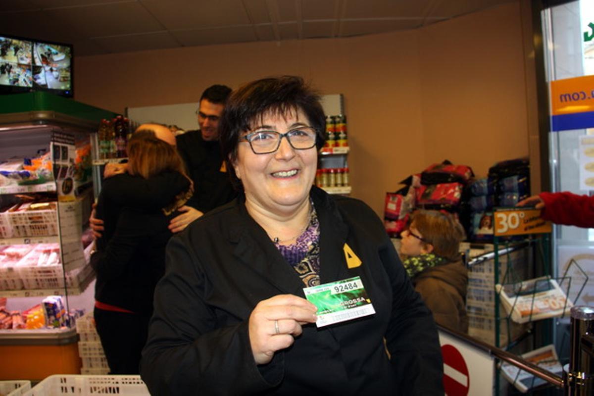 Auxili, treballadora del supermercat Bonàrea de Sant Vicenç dels Horts, mostra el número premiat.