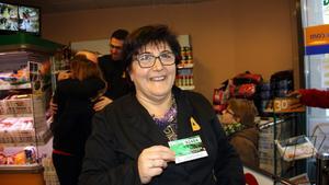 Auxili, treballadora del supermercat Bonàrea de Sant Vicenç dels Horts, mostra el número premiat.