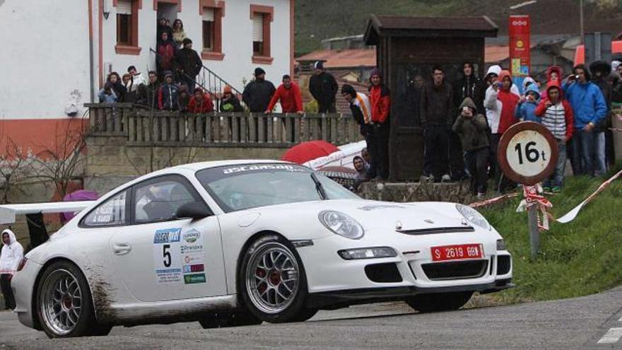 Óscar Palacio, en una de las pasadas, con su nuevo Porsche. | j. b. díaz