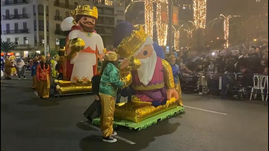 Una figura del Rey Melchor sufre un percance en la cabalgata de Alicante