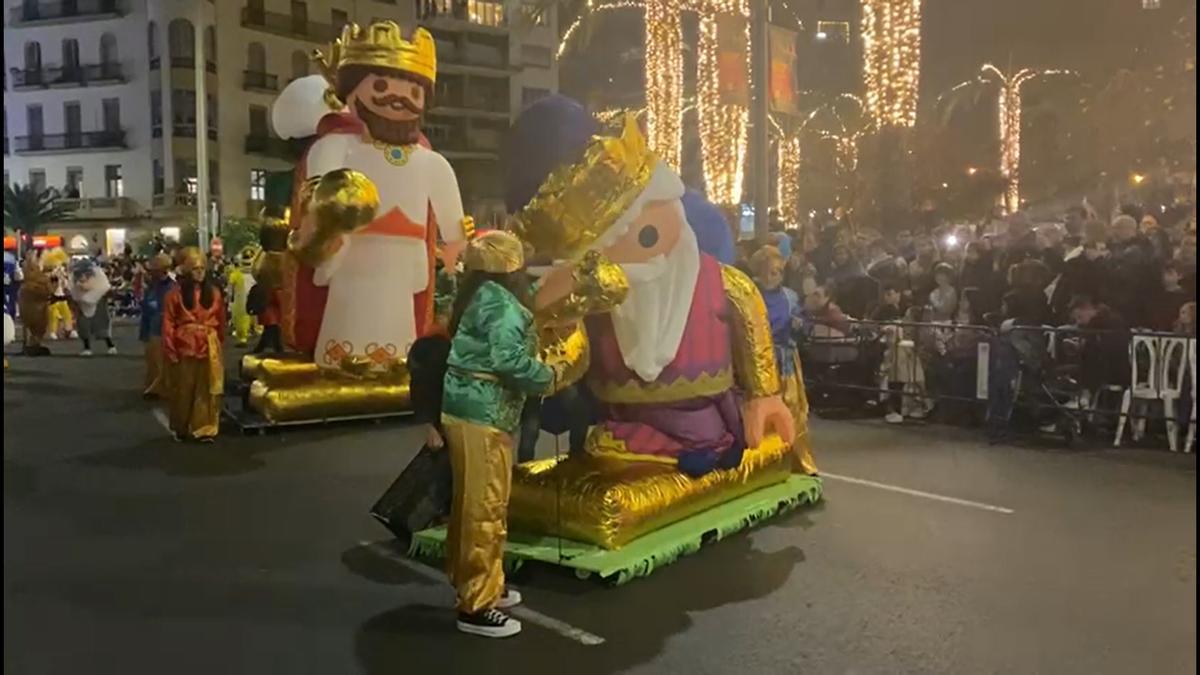 Figura de Melchor afectada por un percance en la cabalgata de los Reyes Magos en Alicante