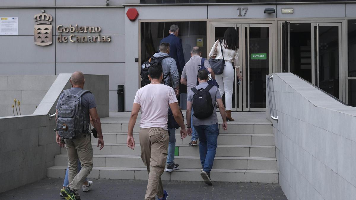 Agentes de la Policía Judicial entran en la sede del Servicio Canario de Salud.