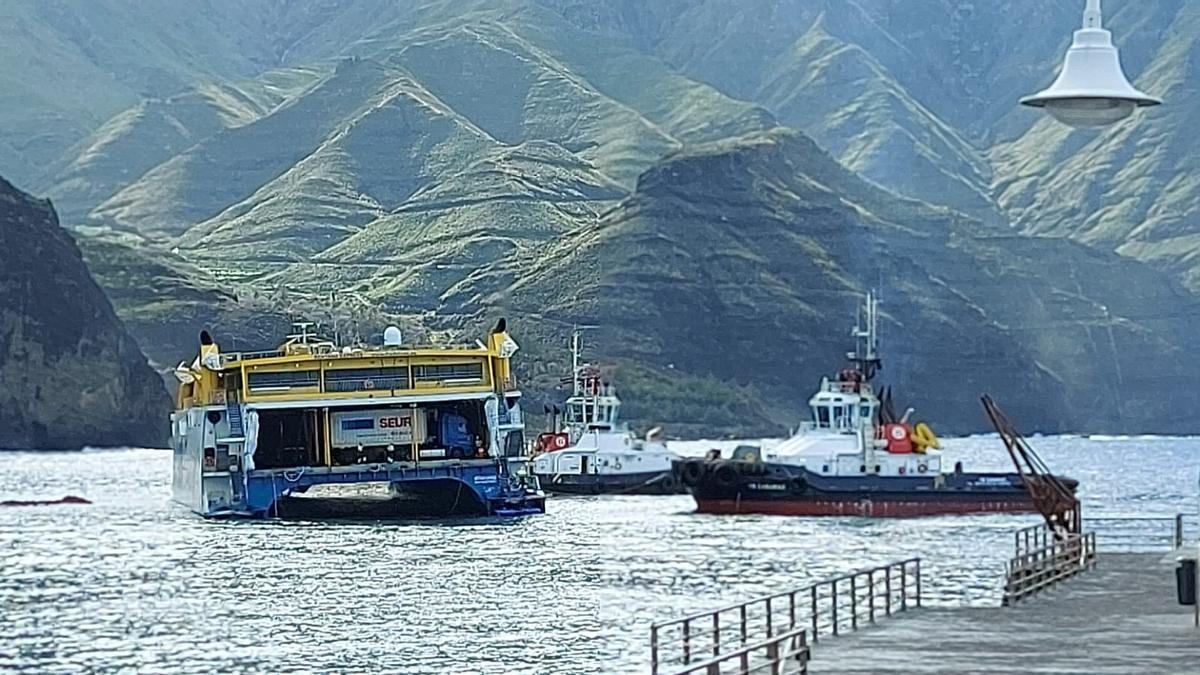 Las remolcadoras no logran desencallar el ferry