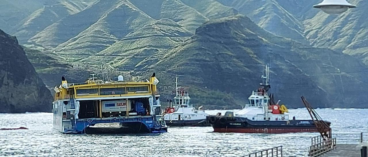 Las remolcadoras no logran desencallar el ferry de Fred Olsen