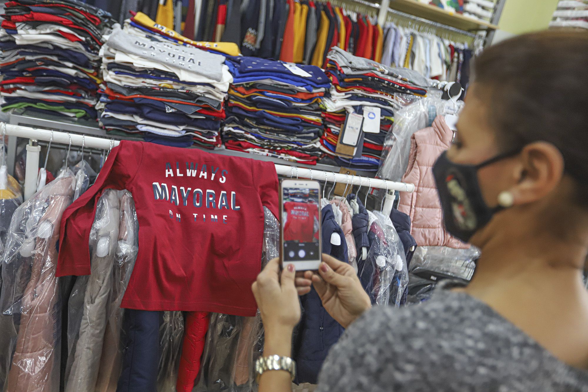 Comercios y bares se unen para servir a domicilio