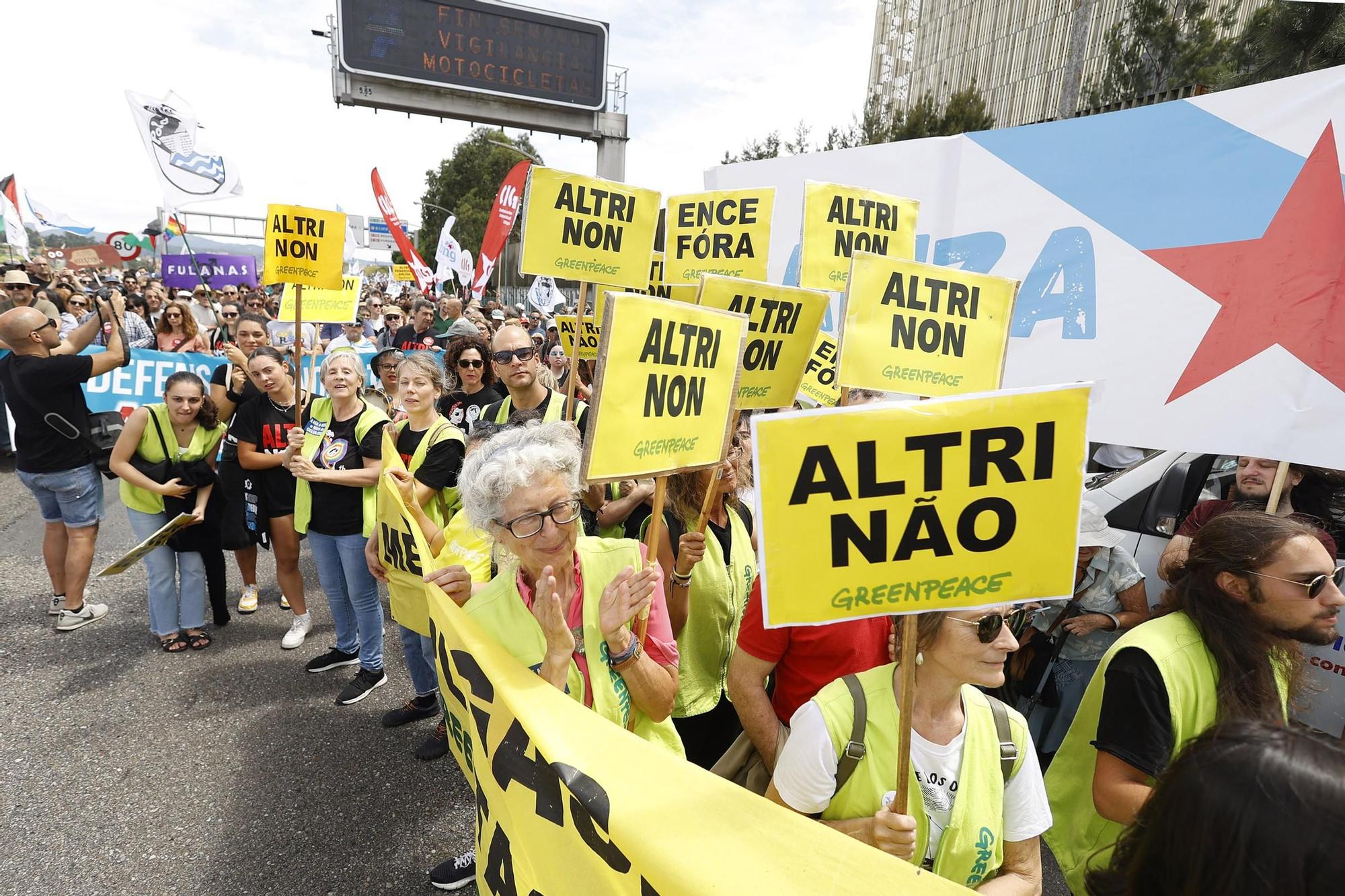 Miles de gallegos marchan de Pontevedra hasta Lourizán en protesta por las celulosas de Ence y Altri