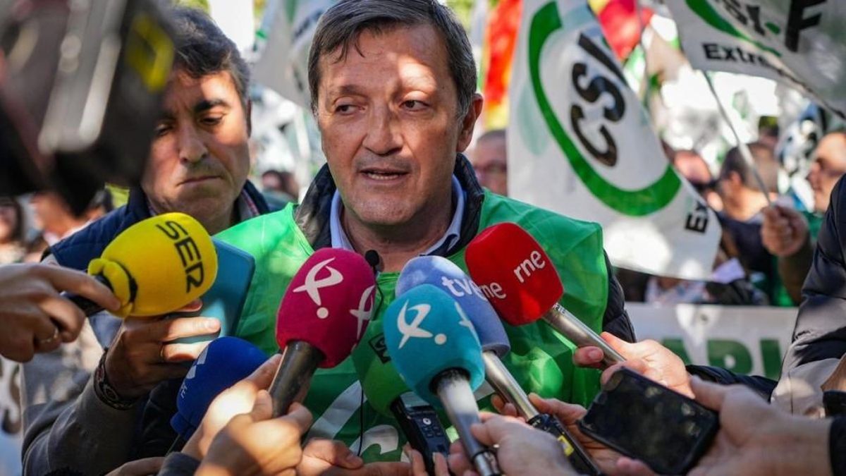 Benito Román, presidente de CSIF Extremadura, atiende a los medios de comunicación.