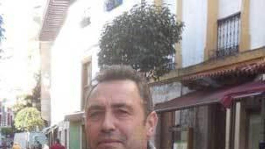 &quot;Fifu&quot; García Fernández, en la calle San Pelayo de Cangas.