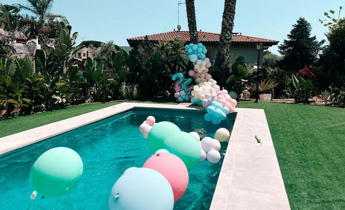 Decoración de una de las piscinas alquiladas para la celebración de un cumpleaños