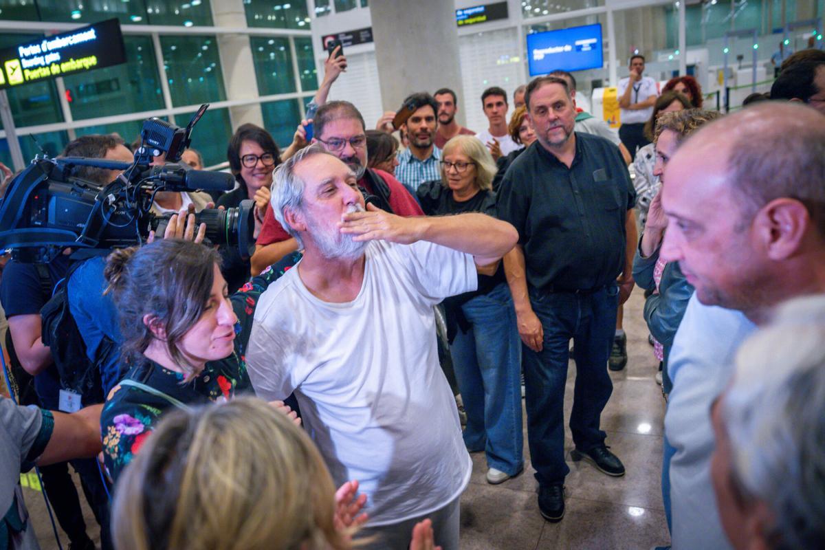 barcelona 5/10/2025 Barcelona Llegada de Ada Colau y Jordi Coronas de Israel tras su detención. Flotilla de Gaza. AUTOR: JORDI OTIX