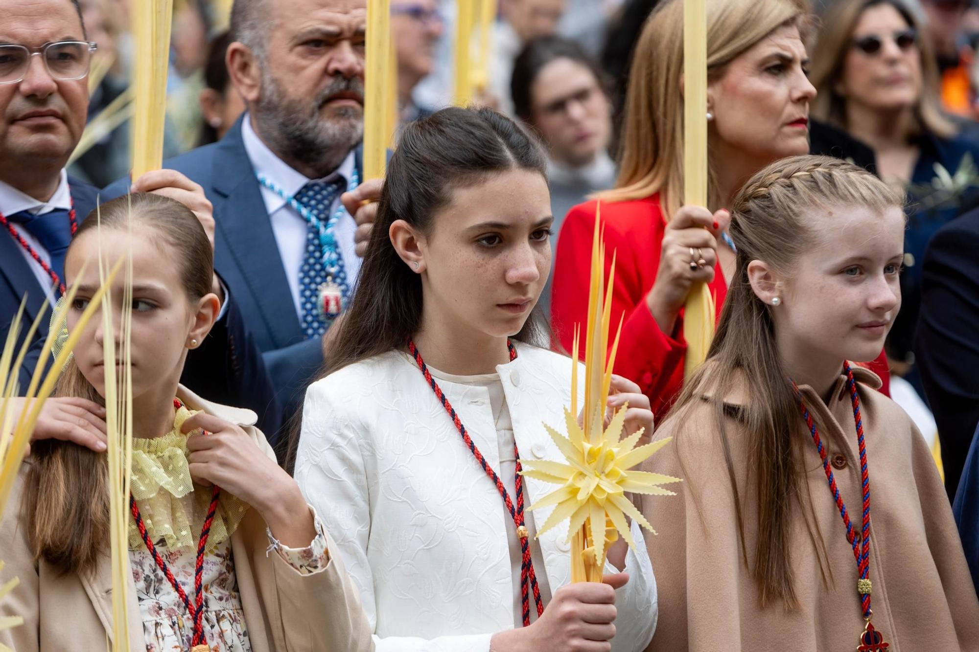 Miles de personas abarrotan el centro de la ciudad de Alicante para celebrar el Domingo de Ramos