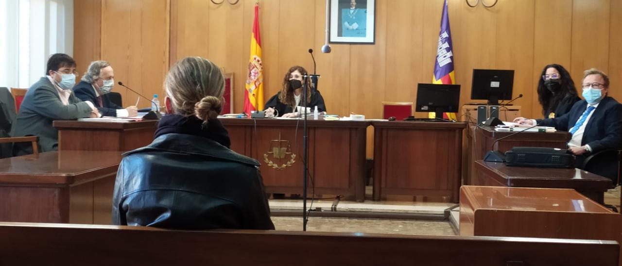 La acusada, durante el juicio celebrado en un juzgado de lo penal de Palma.