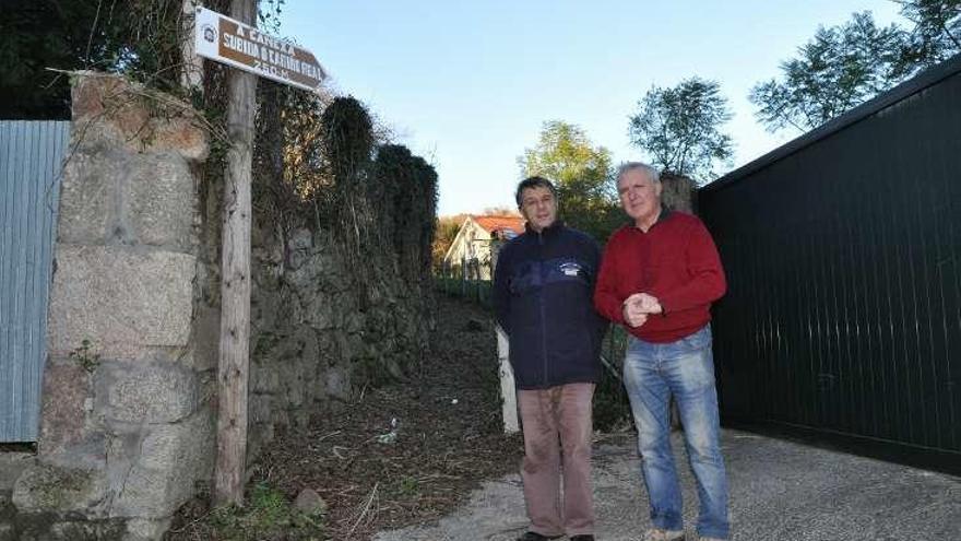 Miembros de la asociación vecinal ante el camino.