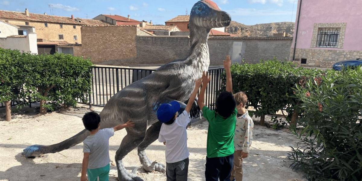 Visitantes del centro de interpretación de Villanueva de Huerva con su mascota, Toki.