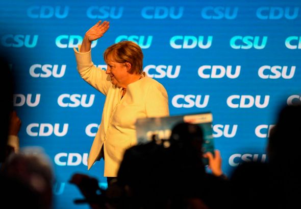 La cancillera Angela Merkel saluda a los simpatizantes de su partido durante un mitin en el sur de Alemania el 24 de septiembre.