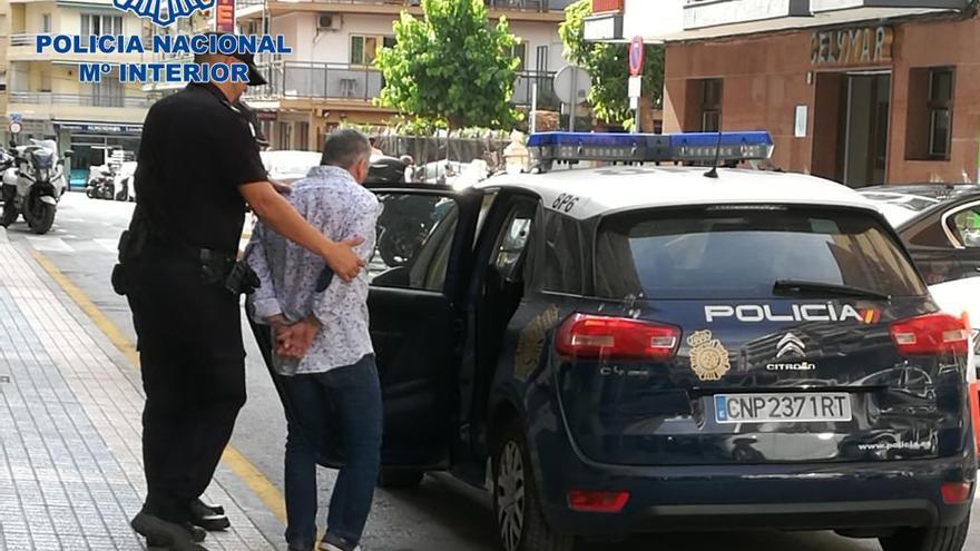 Acuchilla en el cuello a dos hombres tras una pelea en un bar