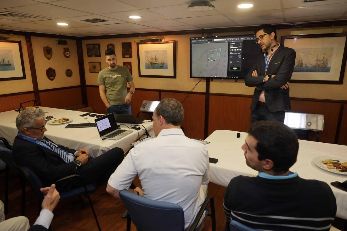Un momento de la presentación de los investigadores de atlanTTic a bordo del buque.