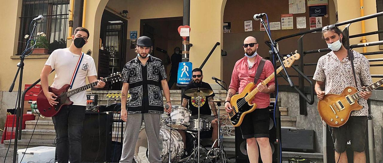 “Los Chabacanos”, a la entrada de la Cocina Económica, momentos antes del concierto. | E. Álvarez