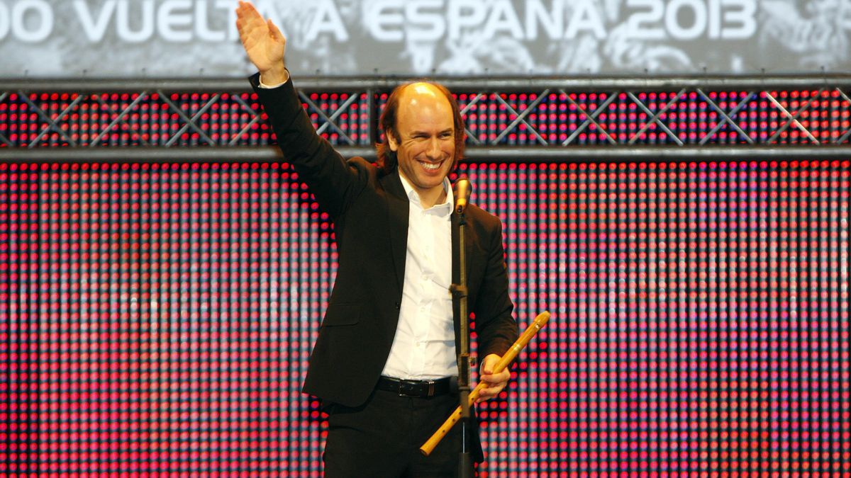 El gaiteiro Carlos Núñez, saluda durante una actuación en Vigo.