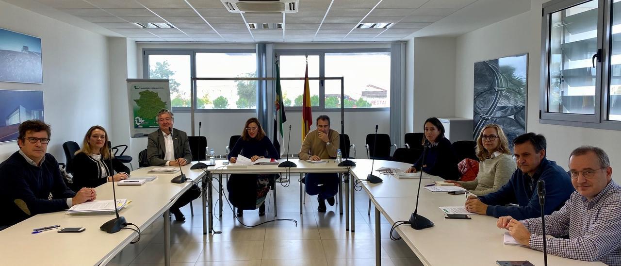 Reunión de la Junta con representantes del colegio de ingenieros, ayer, en Mérida.