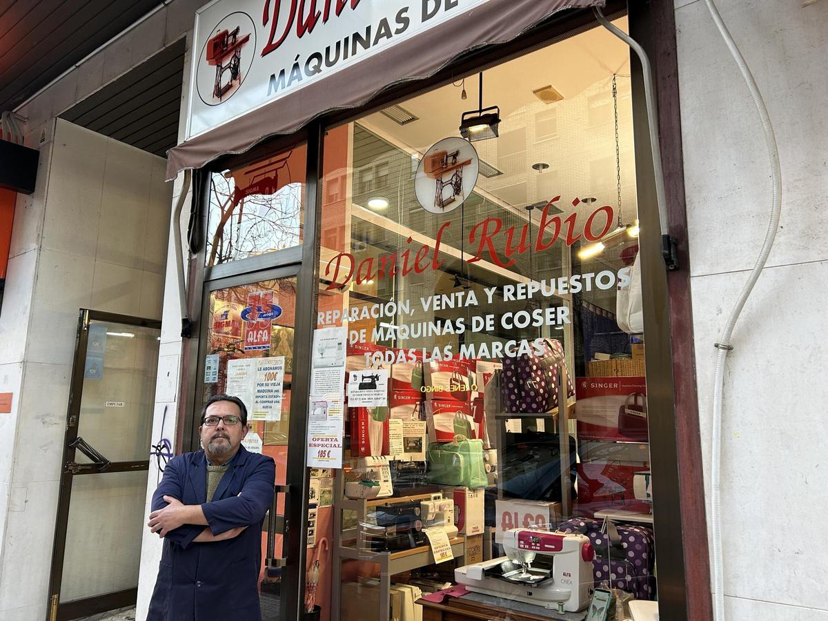 Daniel Rubio, experto en máquinas de coser desde hace más de 30 años, en Cáceres.