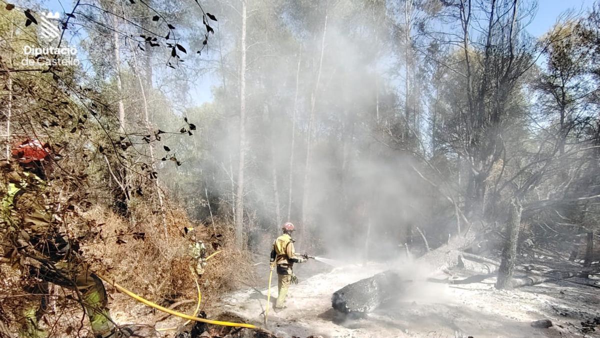 Un bombero en el incendio de Onda