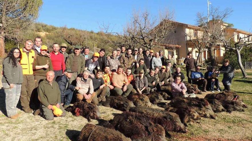 Los cazadores posan junto a los jabalíes en Congosta de Vidriales.