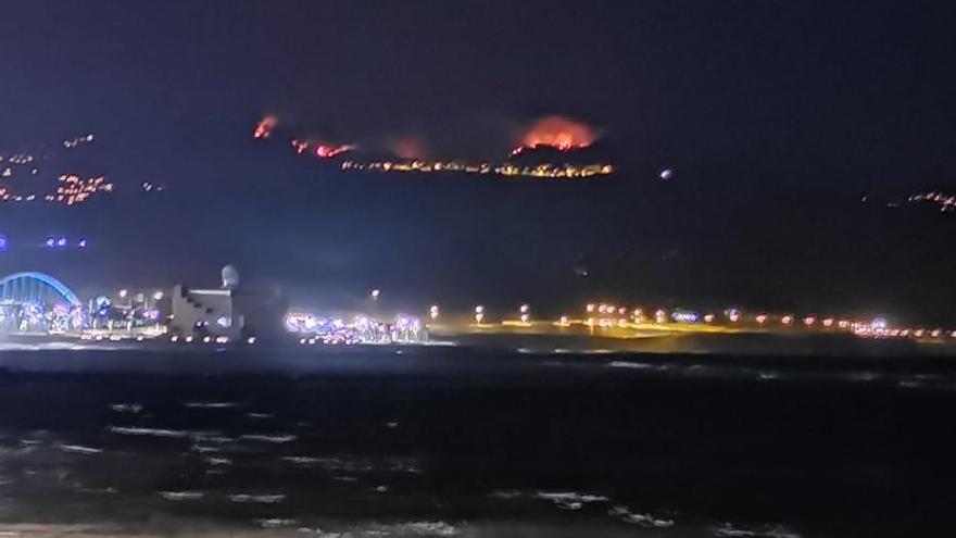 El incendio, visto desde Las Canteras por la noche