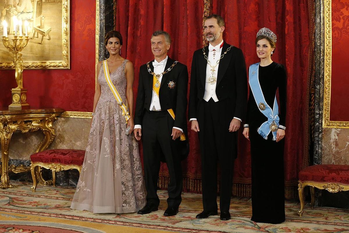 Posado de los reyes de España junto a Mauricio Macri y Juliana Awada durante la cena de gala celebrada en el Palacio Real
