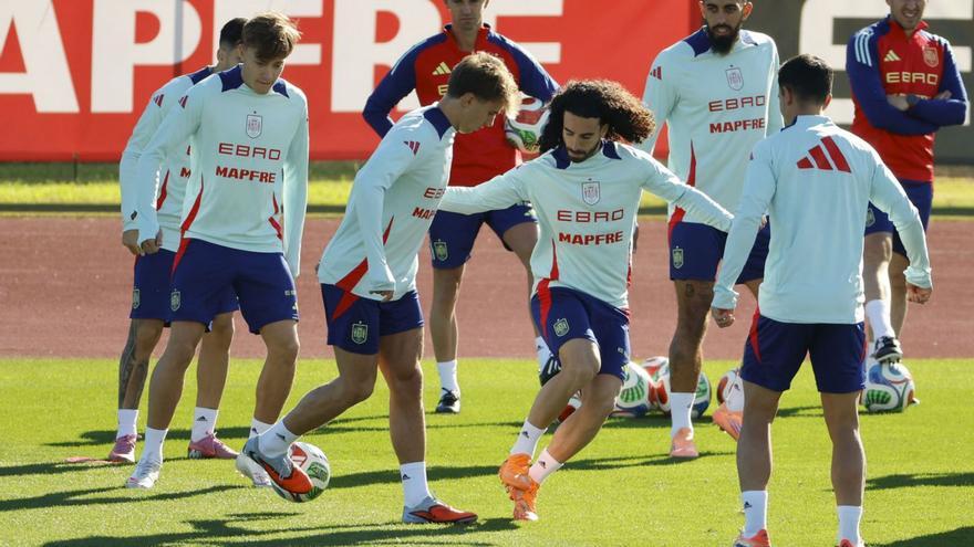 Los jugadores durante el entrenamiento de ayer. | EFE/MARISCAL