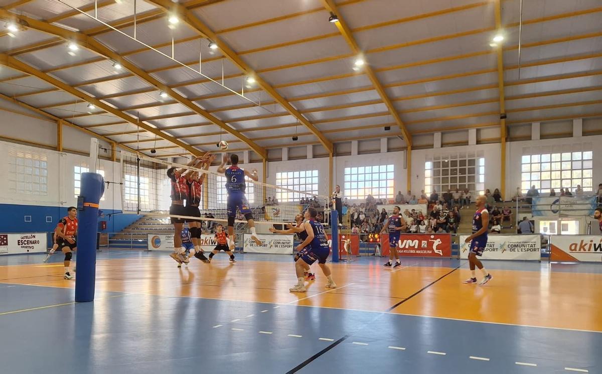 El CV Mediterráneo logró una meritoria victoria por 3-2 (21-25/26-28/25-21/25-17/15-11) ante el Familycash Xátiva Voleibol en el partido correspondiente a la jornada 3 de la Superliga Masculina 2 de Voleibol.