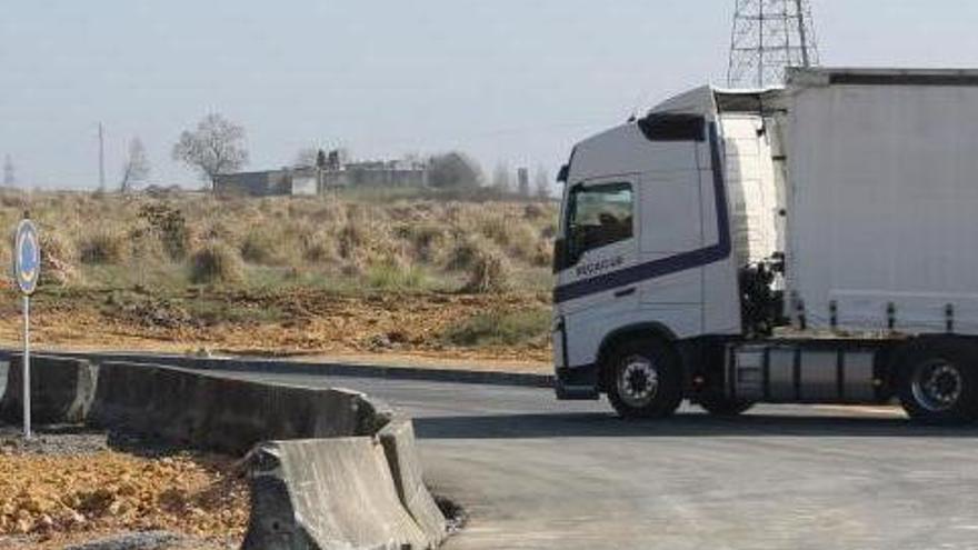 Muere un camionero asturiano en Lugo al caerle encima un panel de hormigón cuando lo descargaba