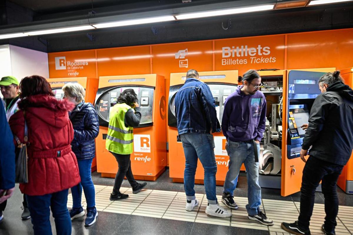 Primer día de tránsito de la T-Usual y la T-Casual hacia la T-Mobilitat. Estación de Arc de Triomf, en Barcelona