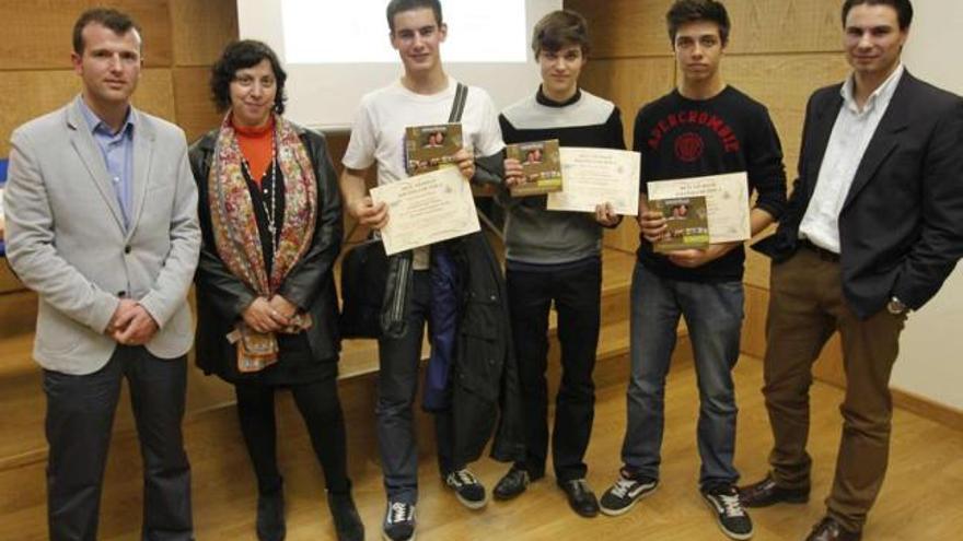 Por la izquierda, Jorge Pisonero, Sara Álvarez Morán, Pablo González, Javier Cuadrado, Javier Arduengo y Alejandro Alija, ayer, en la Facultad de Ciencias de la Universidad de Oviedo.