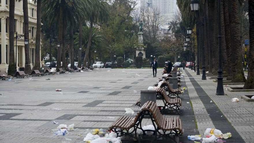 Restos de &#039;botellón&#039; en Méndez Núñez.