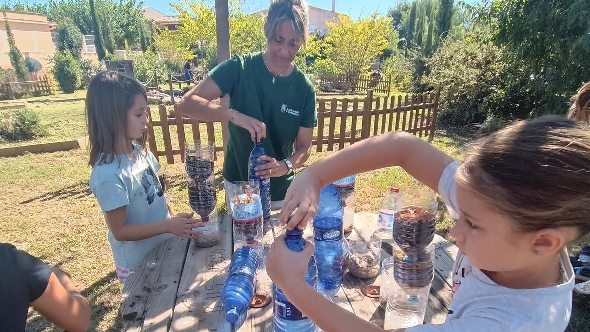 Los niños aprenden a aprovechar desechos y cuidar el medio ambiente en el taller Darremur Orgànic.