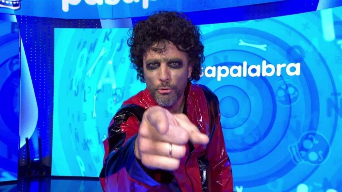 El presentador de Pasapalabra, Roberto Leal, disfrazado por Halloween, en 2022.