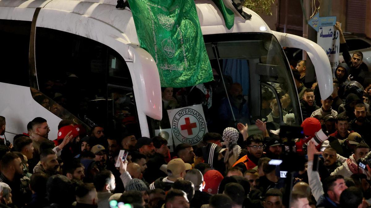 Un autocar transporta a los presos palestinos liberados el pasado domingo, en Ramala.