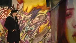 El mural que un conocido grafitero le ha dedicado a Rosalía en el barrio de Gracia de Barcelona se ha convertido en lugar de peregrinación para todos sus fans.