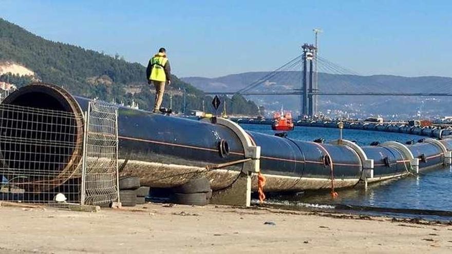 Operarios revisan ayer en Domaio el último tramo del emisario submarino pendiente de fondear. // FdV