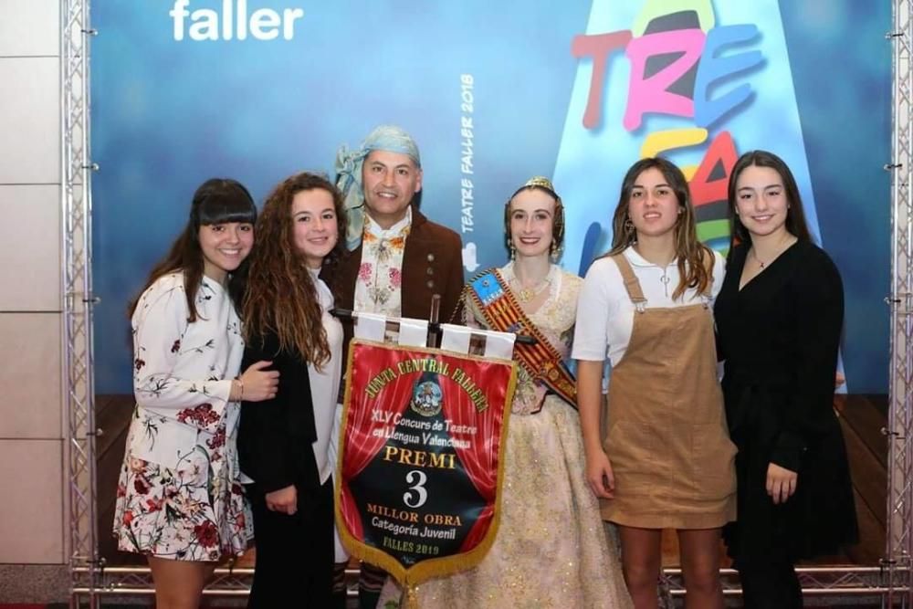Celebración del primer premio de Cádiz-Denia en el teatro fallero