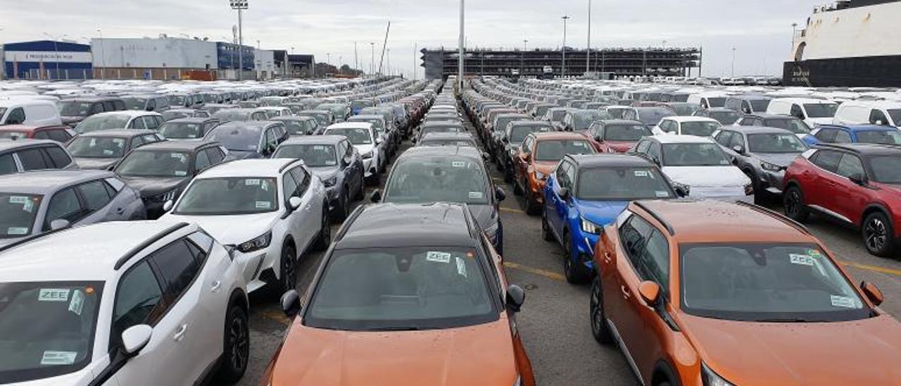 Coches en la terminal de  Bouzas.