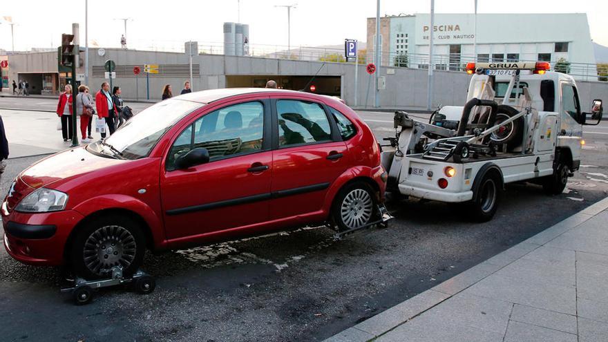 La grúa retira un vehículo de las calles de Vigo // Marta G. Brea