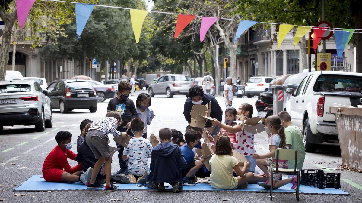 Un tramo de la calle Bailén cortada al tráfico para organizar una de las actividades propuestas en el día sin coches en Barcelona