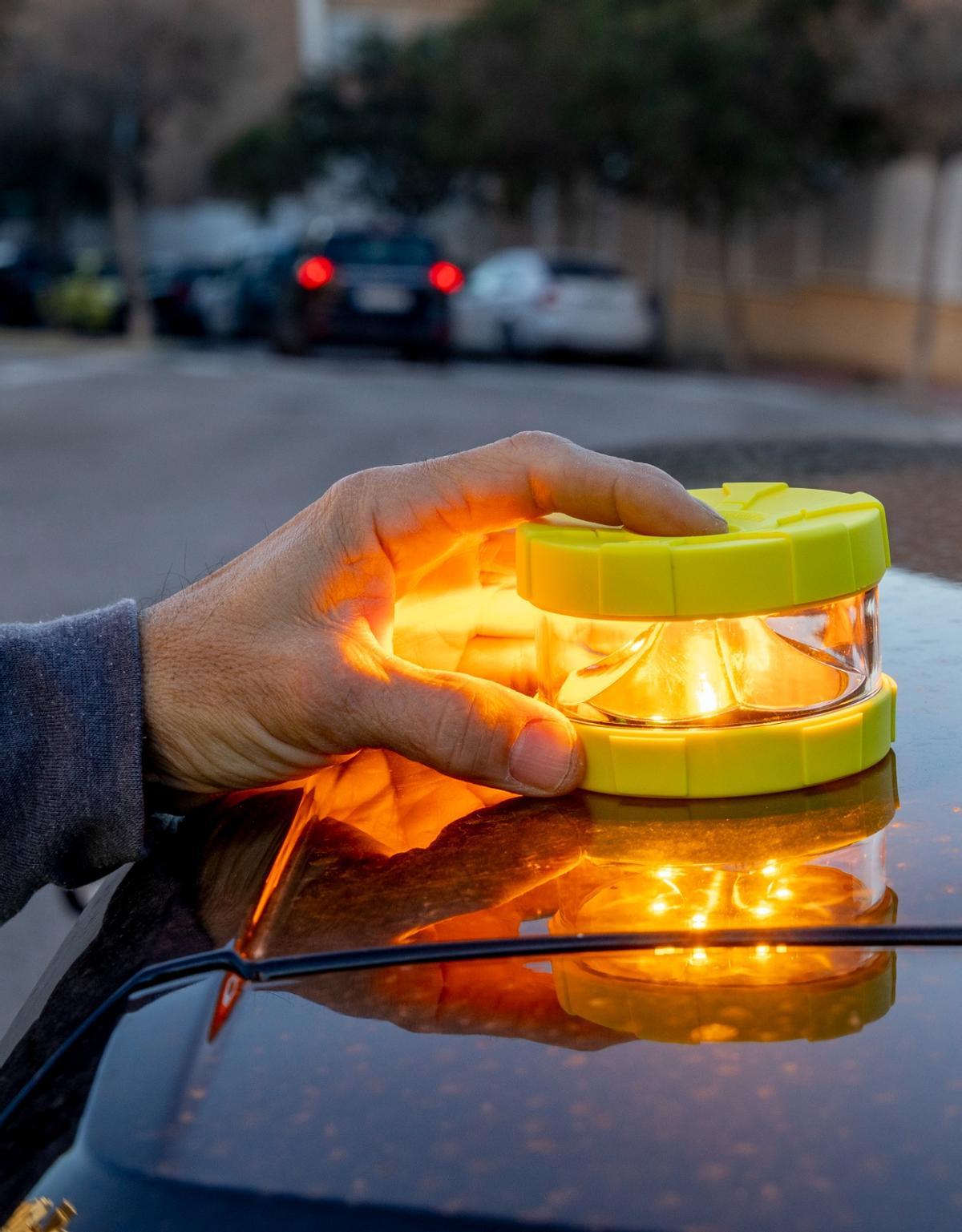 Un conductor prueba la baliza en su coche.