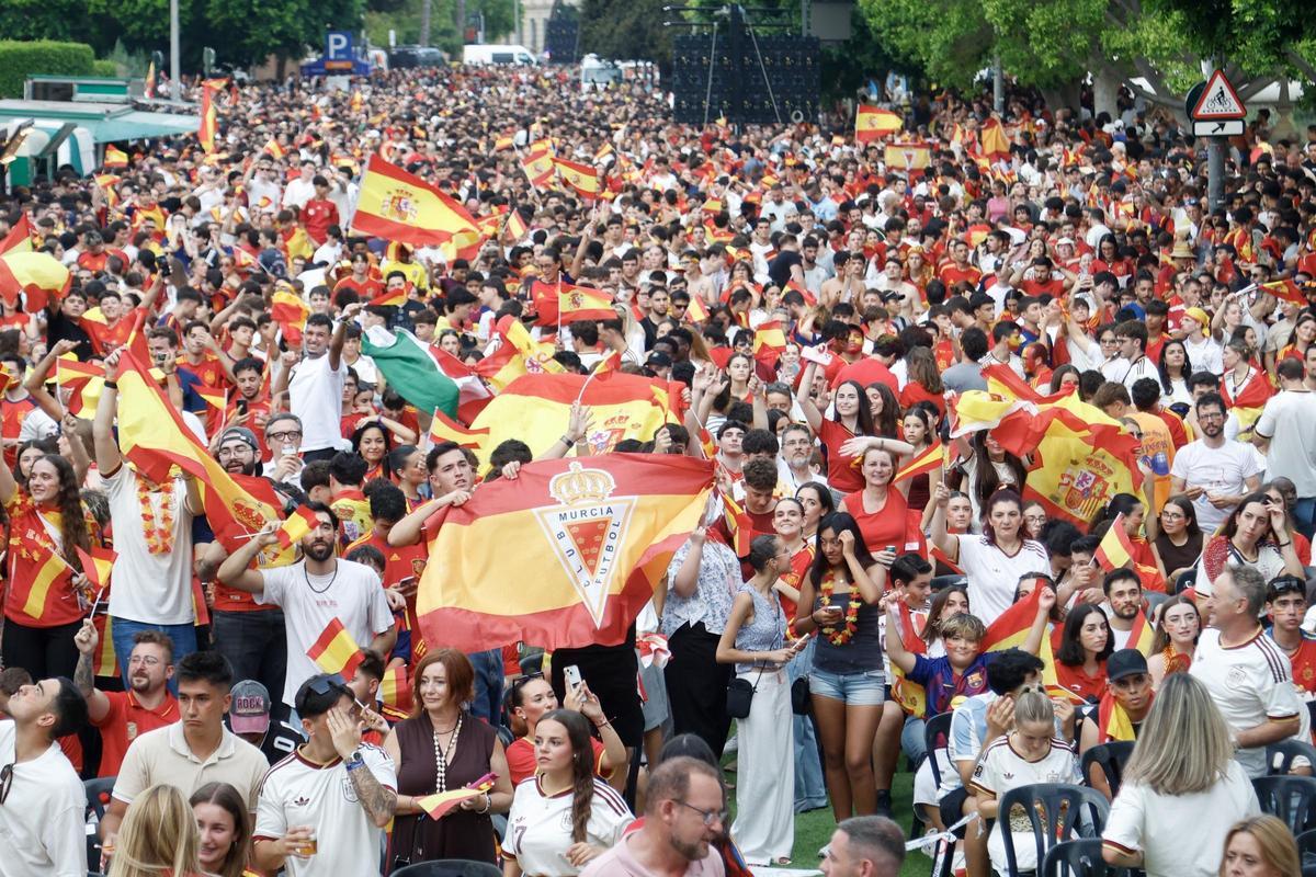 Las mejores imágenes de la afición española en la avenida Teniente Flomesta Las mejores imágenes de la afición española en la avenida Teniente Flomesta